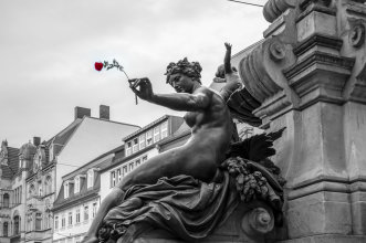 Angerbrunnen mit Skulptur der römischen Blumengöttin Flora. Dreieck Anger, Regierungsstraße und Neuwerkstraße