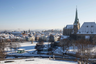 Ein Blick vom Petersbergaufgang über den verschneiten Domplatz, die Stadt und den Dom selbst.