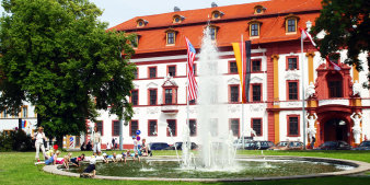 Hirschgarten mit Springbrunnen vor dem Gebäude der Staatskanzlei