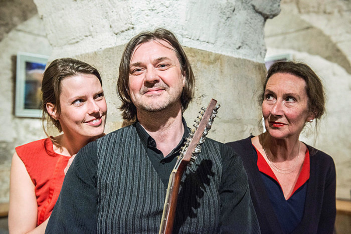 Lange Nacht der Synagoge – Musik und Lyrik aus 5 Jahrhunderten Gitarrist und Filmmusikkomponist Stefan Schmidt mit der Schauspielerin und Sprecherin Gabriele Lenhardt sowie der Sängerin Marijke Meerwijk. Stefan Schmidt steht in der Mitte des Bildes und die beiden Damen links und rechts, mit Blick auf Ihn gerichtet.