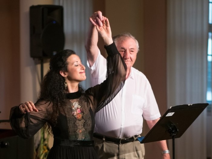 Yiddish Summer Weimar goes Erfurt 2017 – Israel Goldstein & Eliyahu Schleifer Abgebildet sind von links nach rechts die beiden legendären Kantoren Eliyahu Schleifer und Israel Goldstein. Die Frau hält ihre Augen geschlossen und deutet einen beginnenden Tanz mit dem Mann an.