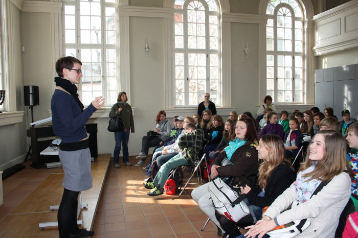 Schüler-Workshop in der Kleinen Synagoge Referentin, weibliche Person vor Schülern