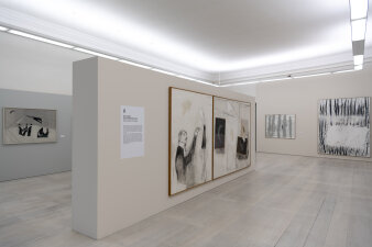 Blick in einen Ausstellungsraum mit Gemälden