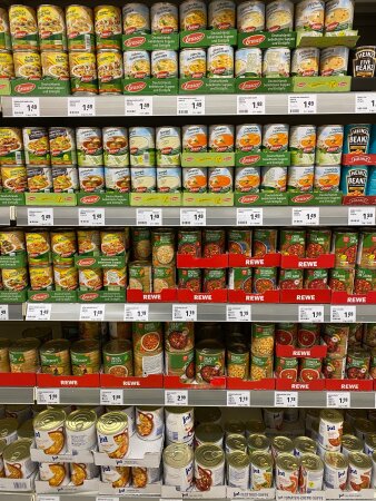 Supermarktregal mit verschiedenen Dosengerichten