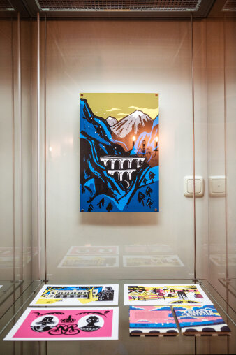 Foto einer Ausstellungsvitrine mit farbigen Prints