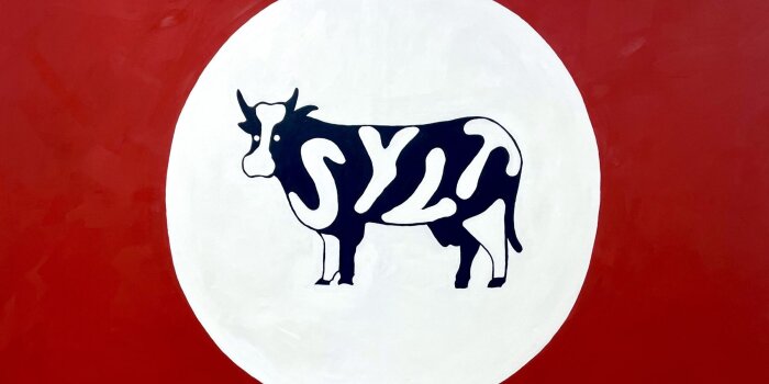 Gemälde einer schwarz weißen Kuh auf weißem Kreis auf einem dunkelroten Untergrund
