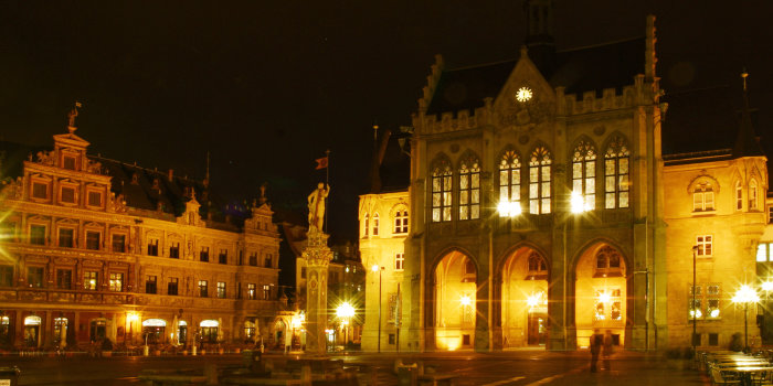 Das Erfurter Rathaus bei Nacht mit angestrahlter Fassade