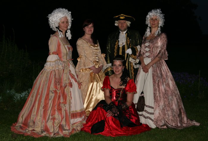 Barockkonzert im Originalkostüm Menschen in Kleidung und Perücken aus der Barockzeit