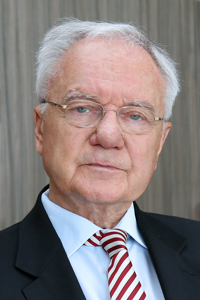 Manfred Stolpe zu Gast beim Augustinergespräch zur Bedeutung der Reformation für unsere Gegenwart Ein älterer Herr mit weißem Haar und gestreifter Krawatte.