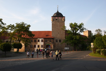 Foto: Wasserburg Kapellendorf © Stadtverwaltung Erfurt / J. Ludwig Besucher betreten das Eingansportal mit Burgturm