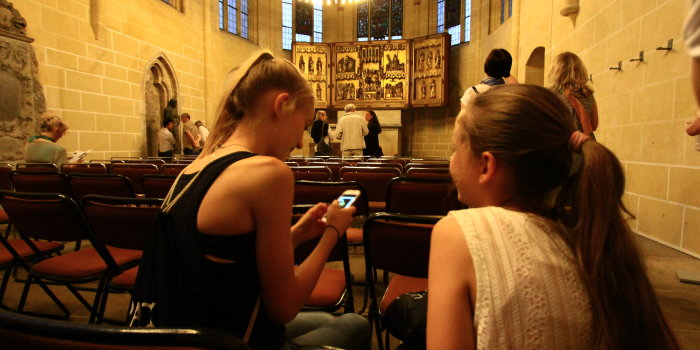 Zwei junge Mädchen sitzen in einer Kirche