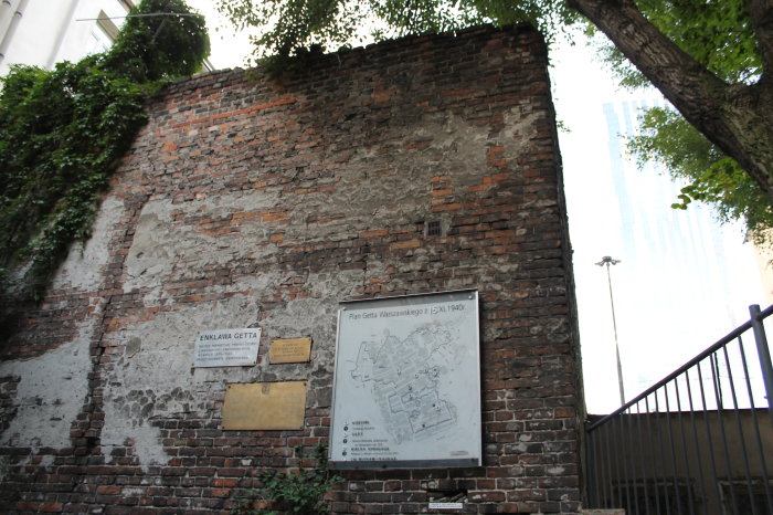 Reste der Ghettomauer in einem Warschauer Wohngebiet, 2014 Überreste einer alten Mauer mit Gedenktafeln.