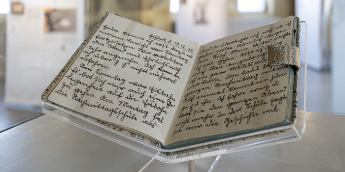 ein aufgeschlagenes Buch mit alter Handschrift