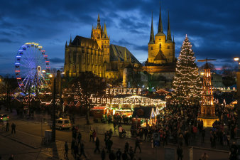 der Erfurter Weihnachtsmarkt in weihnachtlicher Abendstimmung mit Domplatz, Severikirche, Riesenrad, Baum und Pyramide
