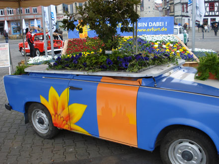 ein Trabi mit Blumenschmuck