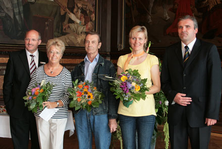 Die Preisträger im Fotowettbewerb mit OB und Sparkassenchef