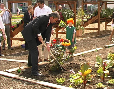 OB und Erfurter Blumenkinder beim pflanzen