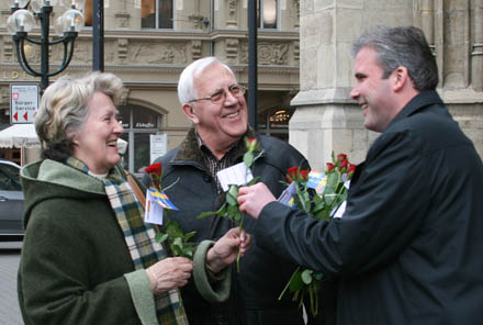 Rosenübergabe am Valentinstag