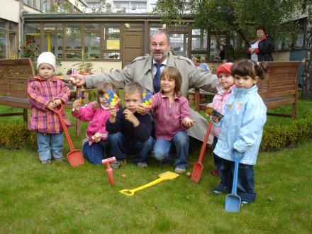 Gartenamtsleiter Wolfgang Schwarz ist stolz: Kleine grüne Daumen ganz groß!