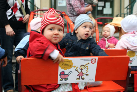 Gisela und Jannik im Kinderausflugswagen