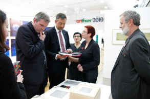 Bild: Eröffnung arthuer2010 mehrere Personen in Halle