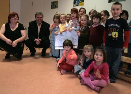 Scheckübergabe an Kinder der Kita "Am Nordpark"