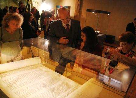 Eröffnung der Synagoge - die Torarolle