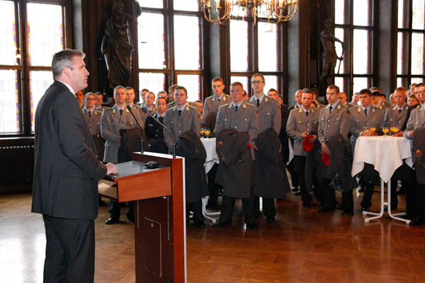 Rekruten der 6. und 7. Kompanie aus der Hennekaserne im Rathausfestsaal.