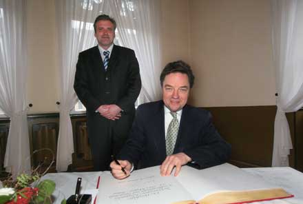 Britische Botschafter S.E. Sir Michael Arthur und Oberbürgermeister Andreas Bausewein