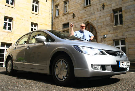 Beigeordneter Uwe Spangenberg mit neuem Hybrid-Dienstfahrzeug