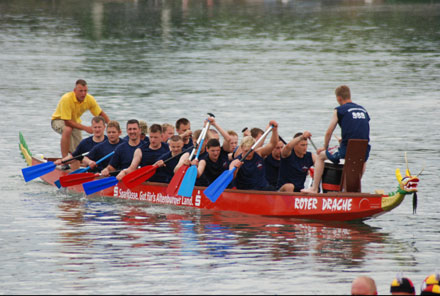 Drachenbootrennen: die Mannschaft der Korvette Erfurt