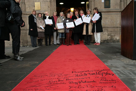 Kampagne: Frauen Macht Kommune - roter Teppich ins Rathaus