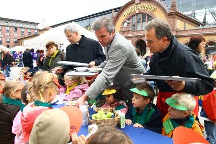 Essen unter freiem Himmel: Erfurter Persönlichkeiten reichten Kinderlieblingsessen