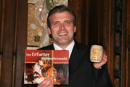 Oberbürgermeister Andreas Bausewein mit Buch und Glühweintasse