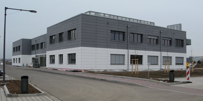 grau-weißes modernes 2-etagiges Gebäude