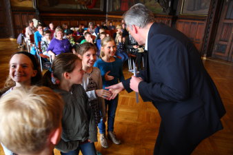 Foto: Gratulation für Sieger und Platzierte © Stadtverwaltung Erfurt Der Oberbürgermeister gratuliert Schüler der erfolgreichen Energiesparschulen 2014