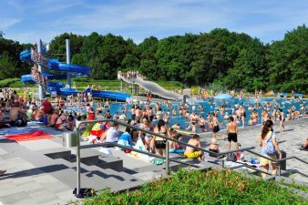 Blick über das erfurter Nordbad, im Hintergrund die neue Rutsche.