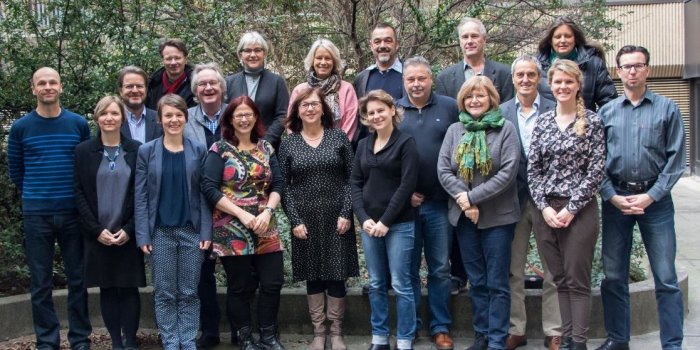 Viele Menschen als Gruppe zusammenstehend.