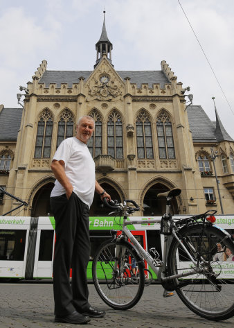 Ein Herr, mittleren Alters, vor dem Erfurter Rathaus.