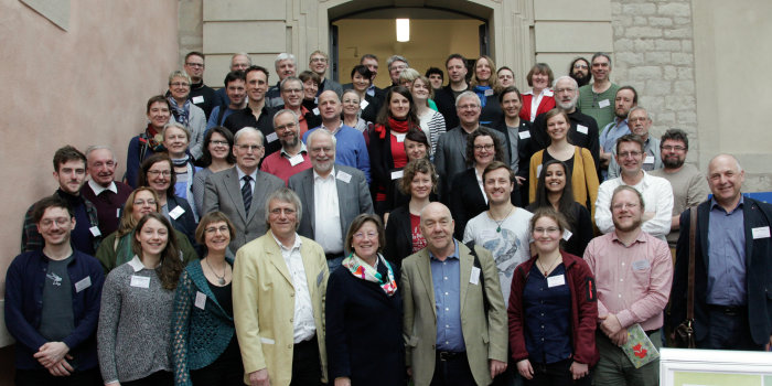Foto: Die erste Jahrestagung des neuen Partnernetzwerkes RENN.mitte fand mit 80 Teilnehmern am 23. März 2017 im Collegium Maius in Erfurt statt, Marlehn Thieme, Vorsitzende des von des Bundesregierung berufenen Rates für Nachhaltige Entwicklung (RNE), in der Bildmitte, vorn, zeichnete den "Erfurter Nachhaltigkeitsreport" aus © Sylwia Mierzynska Zahlreiche Personen vor einer historischen Kulisse.