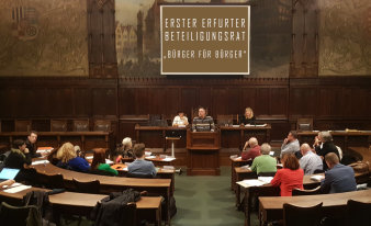 Foto: Konstituierende Sitzung des Beteiligungsrates am 10. Dezember 2018 im Ratssitzungssaal © Torsten Archut Menschen in Sitzungsaal.