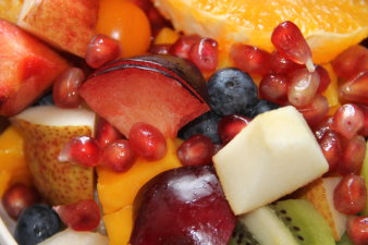 Foto: Obst geschnitten © Stadtverwaltung Erfurt / Frank Mittelstädt Heidelbeere, Granatapfel, Orange, Apfel, Kiwi, Pflaume, Birne geschnitten