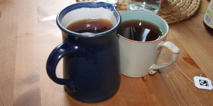 Tasse Tee und Kaffee auf einem Tisch
