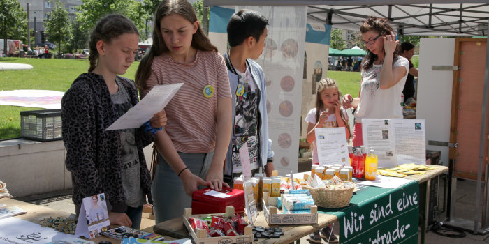 Schülerinnen und Schüler der IGS Erfurt stellen ihre fairtrade School vor.