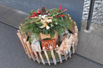 ein rundes, weihnachtliches dekoriertes Arrangement