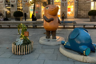 ein aus Tannenzweigen gebastelter Weihnachtswichtel neben den Kika-Figuren Maus und Elefant