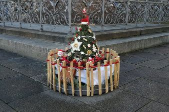 ein rundes, weihnachtlich geschmücktes Arrangement