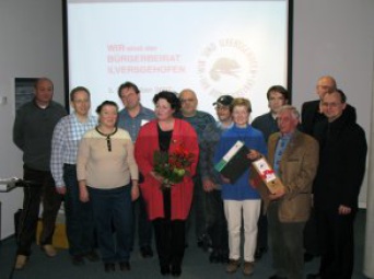 Personengruppe vor Präsentationstafel