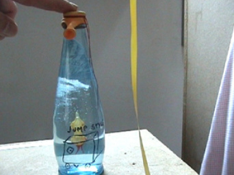 Plastiktaucher in einer Wasserflasche