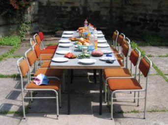 Foto: Schön gedeckter Tisch mit Haufen Hackfleisch © Volker Atrops gedeckter Tisch mit je sechs Stühlen rechts und links